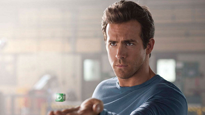 image de la news "Je le ferais carrément" : 15 ans après ce flop monumental, Ryan Reynolds prêt à revenir dans la série aux 9,3 millions de vues !