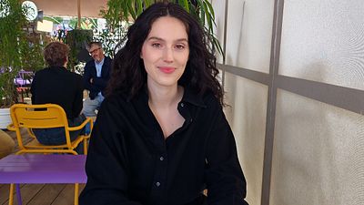 image de la news Découverte sur internet grâce à des vidéos humoristiques, elle devient une cinéaste acclamée ! Qui est Eva Victor, réalisatrice de Sorry, Baby ?