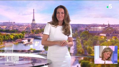image de la news "Prendre ta place n’a pas toujours été facile" : le joli message d’Anne-Claire Coudray à Claire Chazal dans C l’hebdo