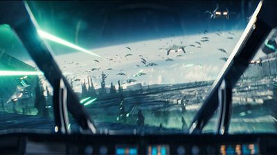 image de la news "J'aurais dû arrêter de faire le film" : après avoir tenté de ressusciter ce classique de science-fiction des années 90, le réalisateur Roland Emmerich a amèrement regretté son choix