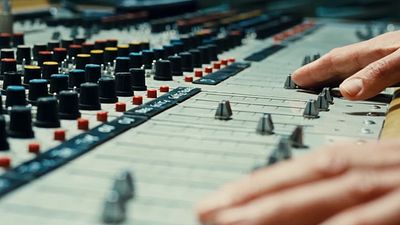 image de la news Il y a 13 ans, en découvrant les premières images de ce film dédié à une légende française, les spectateurs ont compris tout de suite qu'ils s'apprêtaient à voir un chef-d'oeuvre