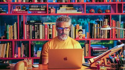 image de la news Cinéaste culte, Pedro Almodóvar revient en Compétition à Cannes ! Autofiction, son nouveau film, va-t-il remporter le Palme d'or ?