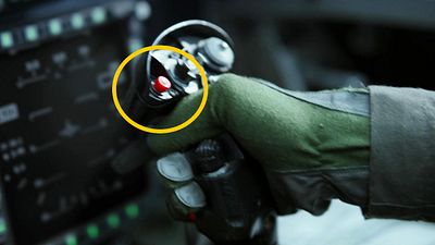 image de la news Top Gun 2 : seuls les pilotes savent à quoi sert ce petit bouton rouge actionné par Maverick dans le film