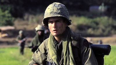 image de la news "J'avais l'impression que tu avais perdu tout intérêt" : il y a 35 ans, lorsque ce grand réalisateur a refusé de le recontacter pour son nouveau film, Charlie Sheen s'est senti trahi