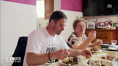 image de la news L’amour est dans le pré : “Ça restera culte chez M6”, Stéphane revient sur cette scène chez sa mère avec “la mirabelle”