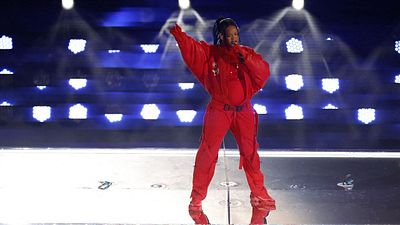 image de la news Rihanna, enceinte pour la deuxième fois, dévoile son ventre arrondi lors de la mi-temps du Superbowl