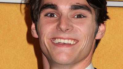 image de la news "Tu vas me manquer, mon fils" : Bryan Cranston rend un bouleversant hommage à RJ Mitte, mort à 34 ans