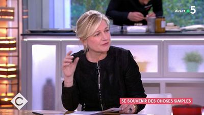 image de la news “Je suis là, pardon” : Emilie Tran Nguyen, en retard dans C à vous, Anne-Elisabeth Lemoine la recadre