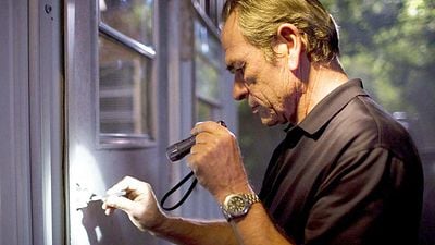 image de la news "Si tu insistes, je quitte le film !" : Tommy Lee Jones et Bertrand Tavernier, des relations sous haute tension dans la brume électrique