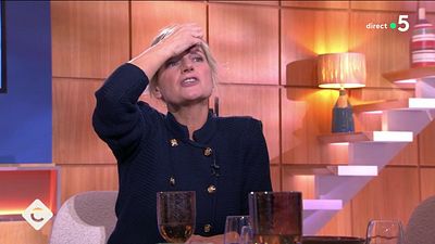image de la news "C’est la première fois que ça arrive", Anne-Elisabeth Lemoine interrompt C à vous !