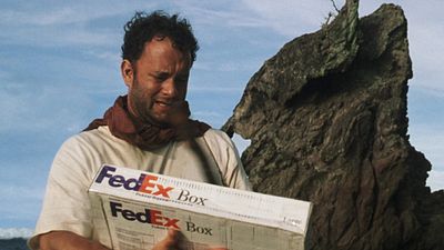 image de la news C'est l'un des plus grands mystères du cinéma ! On sait enfin ce que contenait le colis de Seul au monde avec Tom Hanks