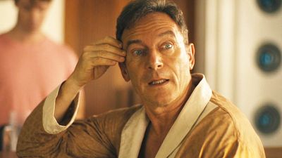 image de la news Vrai ou faux ? L'acteur de White Lotus a-t-il porté une prothèse pour cette scène cocasse ? On a enfin la réponse !