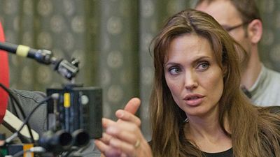 image de la news Angelina Jolie pourrait incarner sa mère dans un biopic