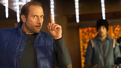 image de la news François Damiens refait la scène du crime dans la bande-annonce de "Je fais le mort" [VIDEO]