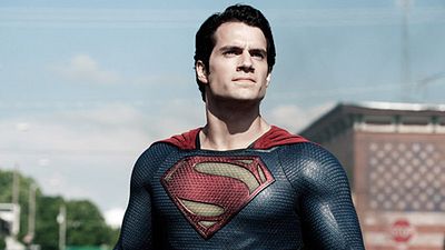 image de la news "Man of Steel" : Superman est un homme sandwich et Krypton s'appelle en réalité Pandora... [VIDEO]