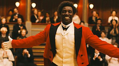 image de la news Chocolat : Omar Sy fait le clown sur la 1ère photo du biopic de Roschdy Zem