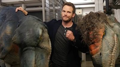 image de la news Chris Pratt, star de Jurassic World, piégé par deux vélociraptors !