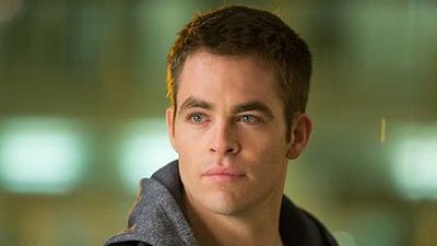 image de la news Wonder Woman : la première photo de Chris Pine... avec un frenchie !