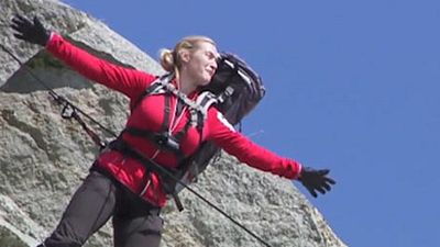 image de la news "Jack, je vole !" : Kate Winslet rejoue Titanic pendant une descente en rappel