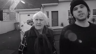 image de la news Comment c'est loin : Orelsan fait chanter sa grand-mère ! Découvrez le clip