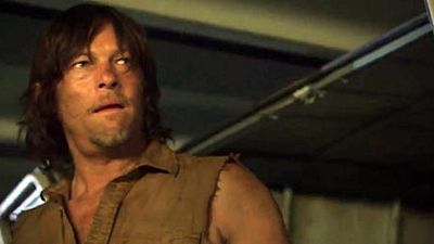 image de la news Daryl de The Walking Dead se bat contre des zombies en hoverboard !