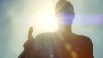 image de la news Superman pose avec Supergirl sur la photo de la saison 2