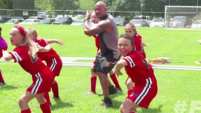 image de la news Fast & Furious 8 : Dwayne Johnson entraîne des petites filles au Haka sur le tournage