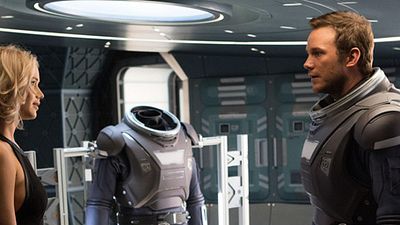 image de la news Passengers : Jennifer Lawrence et Chris Pratt s'aiment dans une bande-annonce à couper le souffle ! 