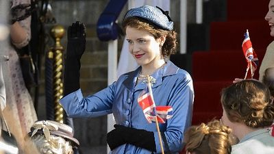 image de la news The Crown : les acteurs de la série avec et sans costume