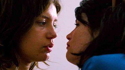 image de la news Extraits Orpheline : Adèle Exarchopoulos et Gemma Arterton mutines et sensuelles