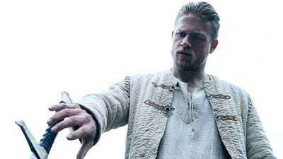 Le Roi Arthur, La Légende d'Excalibur : Charlie Hunnam fait face à Jude Law dans la bande-annonce finale