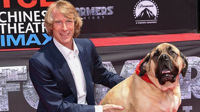 image de la news Michael Bay (et son chien) laissent leurs empreintes sur le Walk of Fame