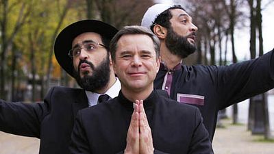 image de la news Teaser CoeXister : le curé Guillaume de Tonquédec coincé entre deux paires de fesses