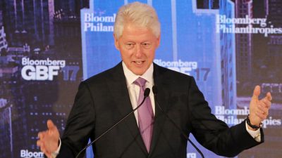 image de la news Bill Clinton : bientôt une série adaptée de son premier roman