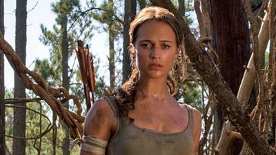 image de la news Tomb Raider : Alicia Vikander sort l’arc de Lara Croft sur la nouvelle affiche