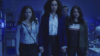 image de la news Charmed : Face aux critiques d'Holly Marie Combs, une star du reboot défend le projet 