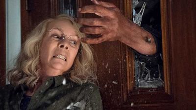 image de la news Halloween : Michael Myers traque à nouveau Jamie Lee Curtis sur les premières photos officielles de la suite 