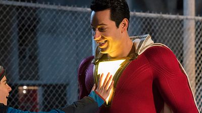 image de la news Shazam ! : le super-héros bulle et s'illumine sur les photos du film DC Comics