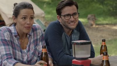 image de la news Camping : week-end mouvementé pour Jennifer Garner & David Tennant dans le premier teaser de la comédie HBO