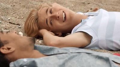 image de la news Demain nous appartient : Hugo et Bart nus à la plage, la scène qui fait parler