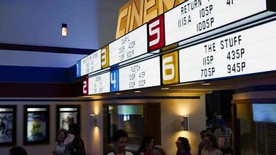 image de la news Stranger Things saison 3 épisode 7 : quels films passent au cinéma du Starcourt Mall ?