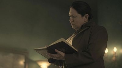 image de la news The Handmaid's Tale saison 3 : "L'histoire de Tante Lydia m'a brisé le coeur" confie Ann Dowd