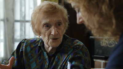 image de la news Deux Moi : qui est la centenaire qui appelle la hotline ?