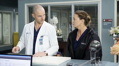 image de la news Grey's Anatomy saison 17 :  un départ annoncé et deux acteurs promus