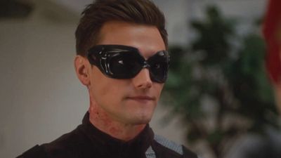image de la news Flash saison 7 : comment le renvoi de Hartley Sawyer (Elongated Man) va être géré dans la série ?