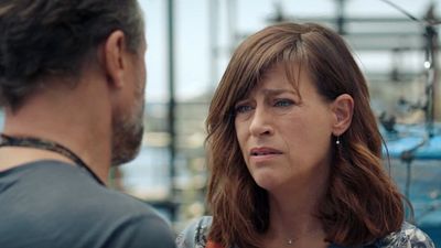 image de la news Demain nous appartient : Alex va-t-il tromper Chloé avec Flore ? La bande-annonce qui sème le doute