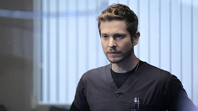 image de la news The Resident saison 3 : Conrad en danger de mort dans la bande-annonce des prochains épisodes