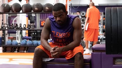 image de la news 5 histoires vraies inspirantes sur Disney + : Safety, Clouds, Invincible...