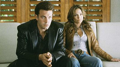 image de la news C'est l'un des plus gros échecs de l'histoire du cinéma : ce film dans lequel Ben Affleck et Jennifer Lopez se sont rencontrés a détruit la carrière de son réalisateur