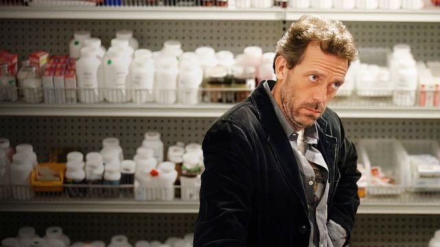 image de la news 14 ans après la fin de Docteur House, Hugh Laurie est de retour dans une mini-série qui change totalement de registre !